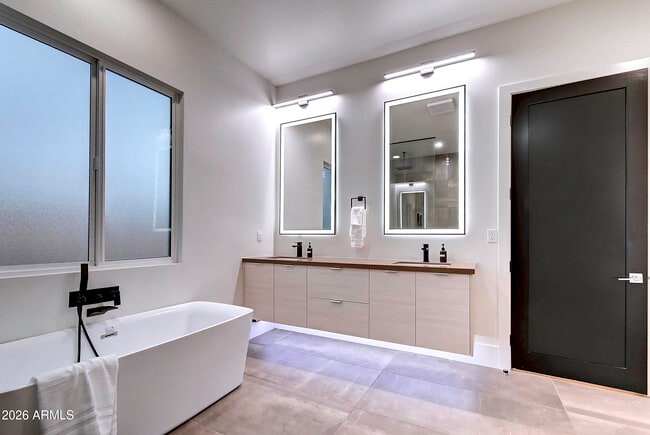 Building Photo - 6401 E Larkspur Dr