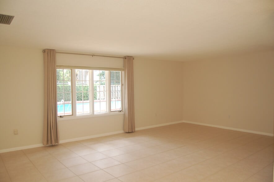 Building Photo - 1920 Woodcrest Dr