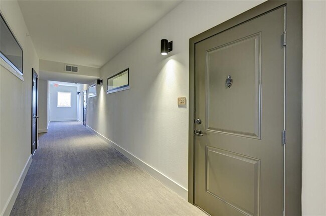 Building Photo - 100 Mockingbird Ln W