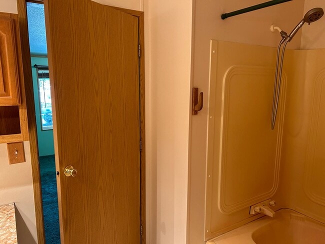 Building Photo - Cute Home Close to Everything