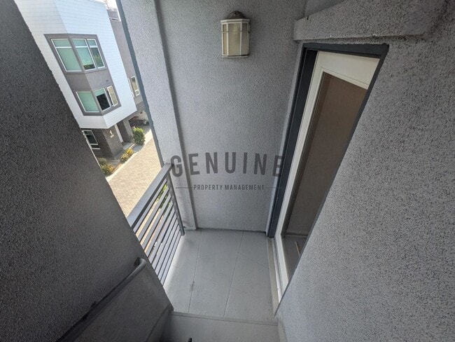 Building Photo - 3Bd 2.5Ba Townhouse w/Rooftop Deck