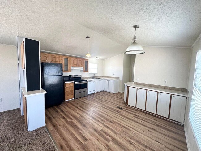 Building Photo - 3 Bed 2 Bath Sitting on 2 Acres