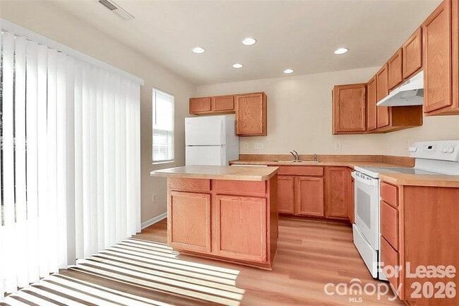 Building Photo - 915 Par One Ct