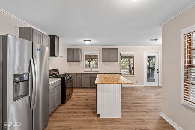 Building Photo - Cute 3 Bedroom 1.5 Bath