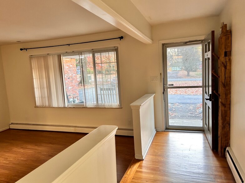 Building Photo - 9537 Nora Ln