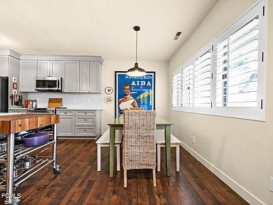 Building Photo - 2 BED 2 BATH completely remodeled interior...