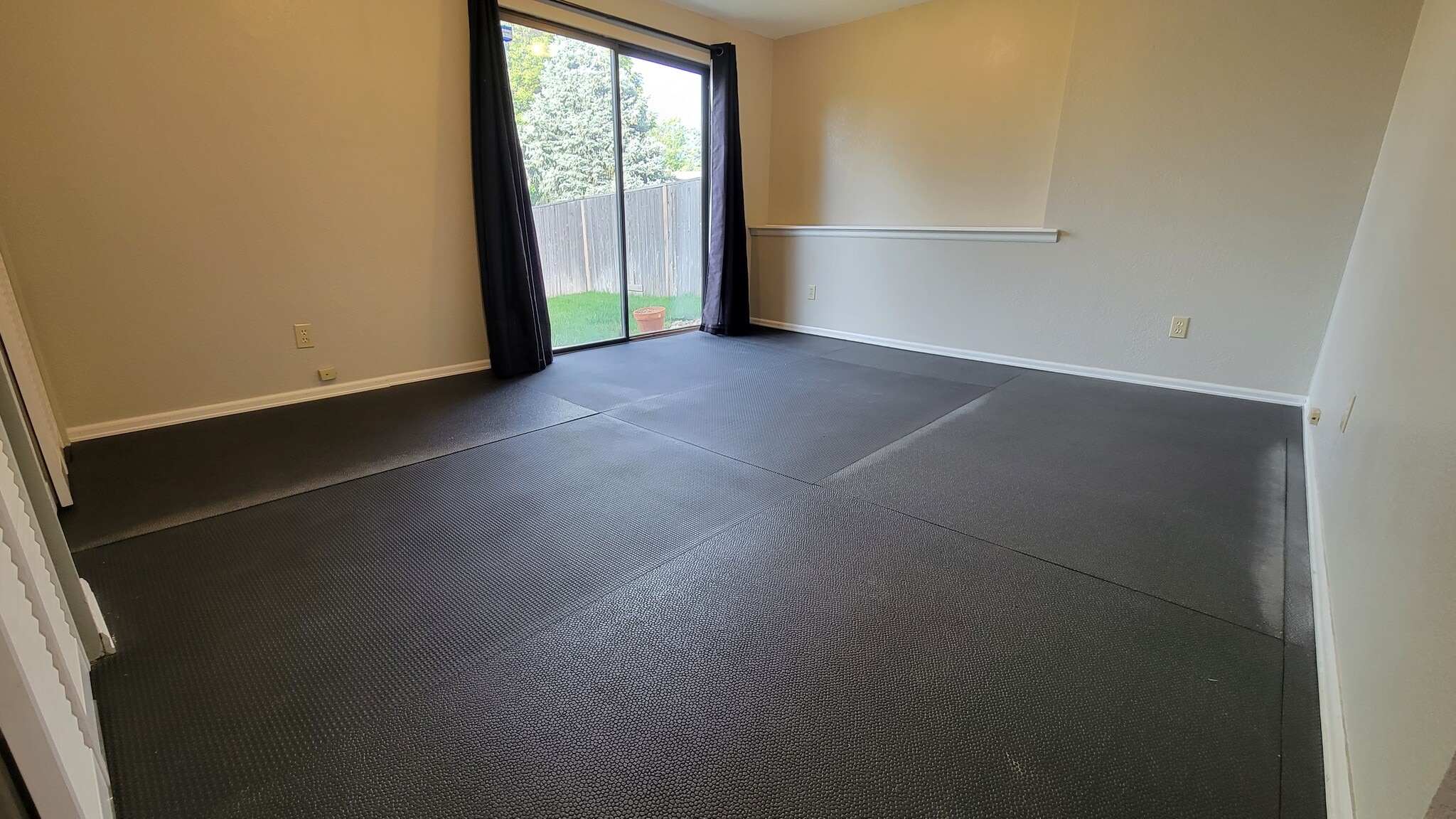Flex space on walkout basement level. - 513 Southpark Rd