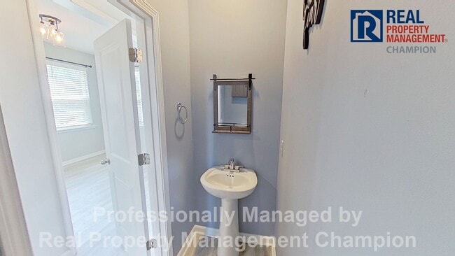 Building Photo - Beautiful and Spacious End Unit Townhouse