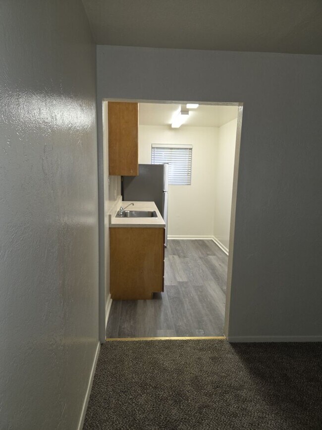 Building Photo - Unfurnished two bedroom apartment