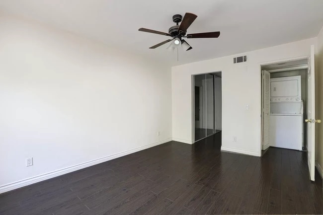 Building Photo - 5515 Canoga Ave