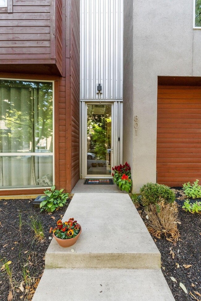 Building Photo - 801 N 6th St