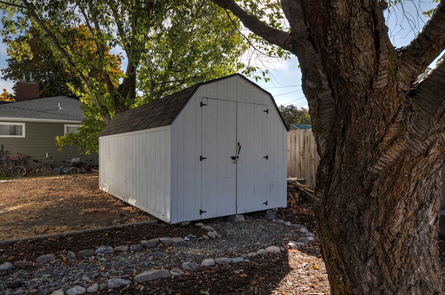 Building Photo - 1847 W Sussex Ave