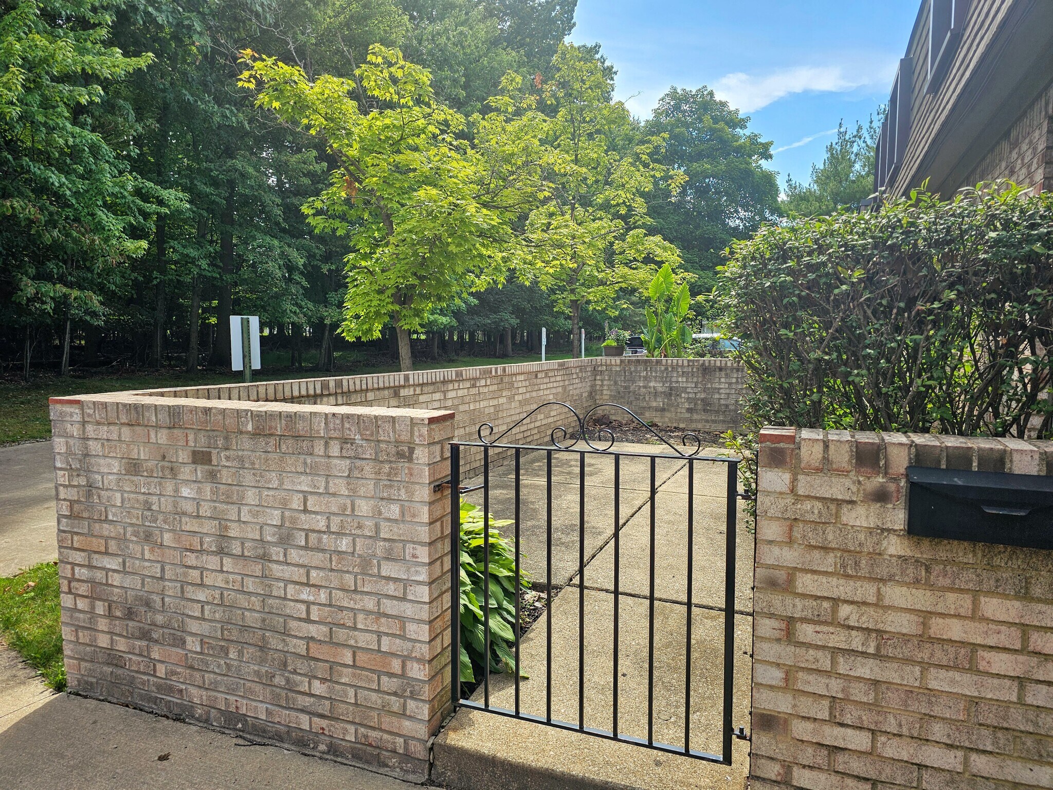 Gated courtyard - 837 Tollis Pkwy
