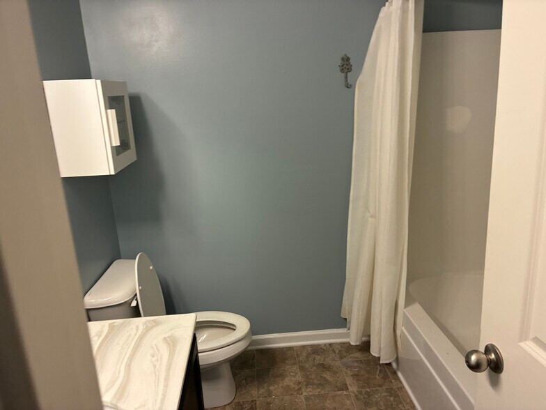 Building Photo - Room in Townhome on Chatham Ridge Dr