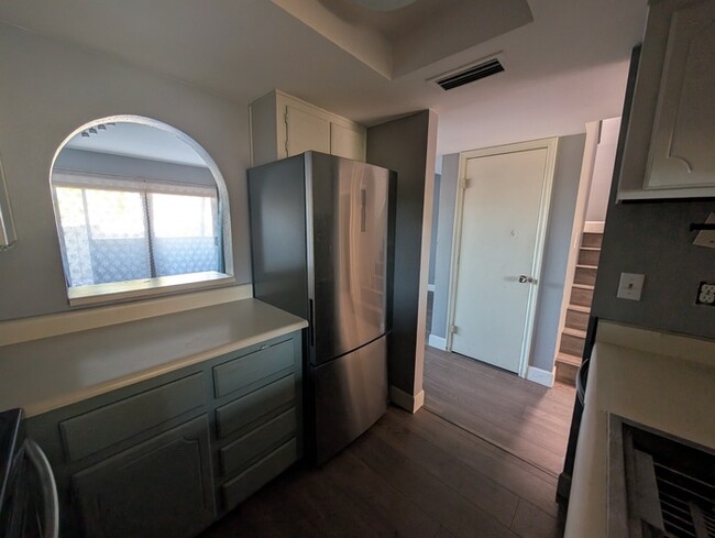 Building Photo - Los Prados Townhome with in unit laundry