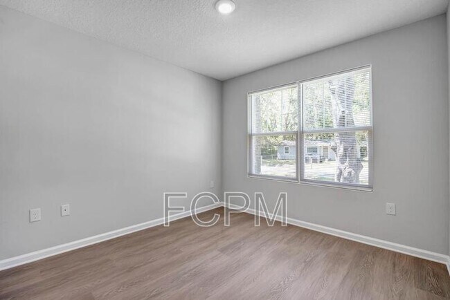 Building Photo - 5454 Amazon Ave