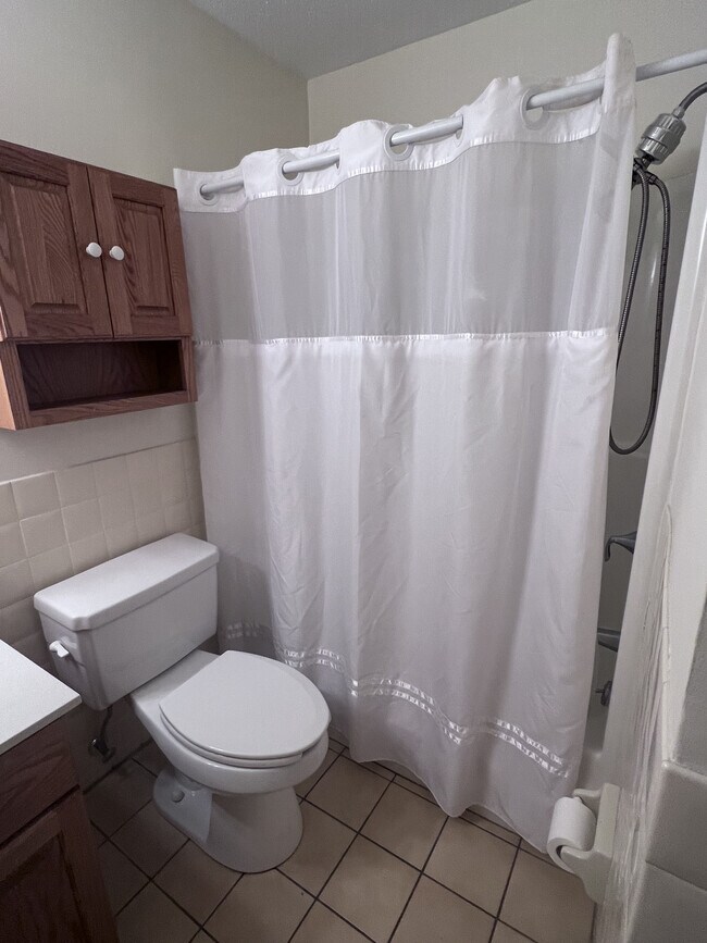 Full bath - 5 Canterbury Ln