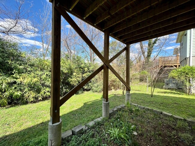 Building Photo - Beautiful and Spacious 5 Bedroom + 3 Bath Home w/ Office close to Downtown!