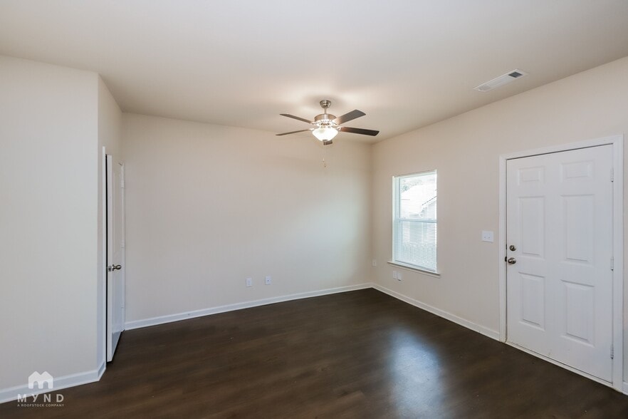 Building Photo - 207 Highwood Ln