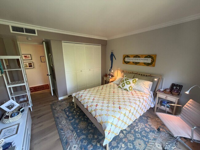 Building Photo - 3 bedroom | 2 bathroom | 4th floor condo in East Sacramento