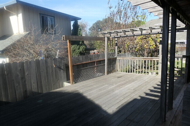 Building Photo - 139 Montebello Dr