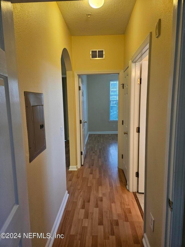 Building Photo - 7801 Point Meadows Dr