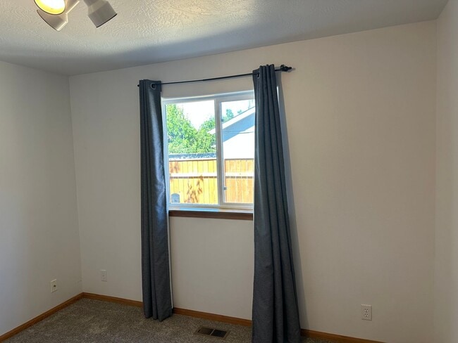 Building Photo - Beautifully updated 3 bedroom 2 bath house...