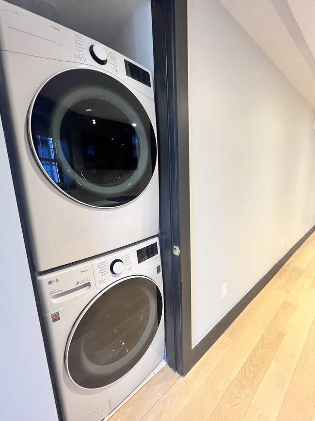 41 Van Wagenen 2R - 46 Van Wagenen Ave