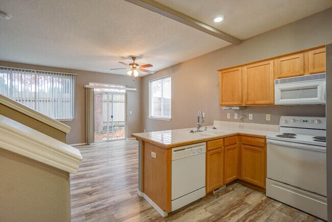 Building Photo - THREE BEDROOM TOWNHOME IN HAZEL DELL