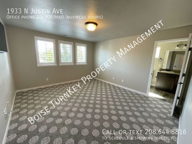 Building Photo - 1933 N Justin Ave