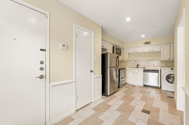Building Photo - 496 N Post Oak Ln