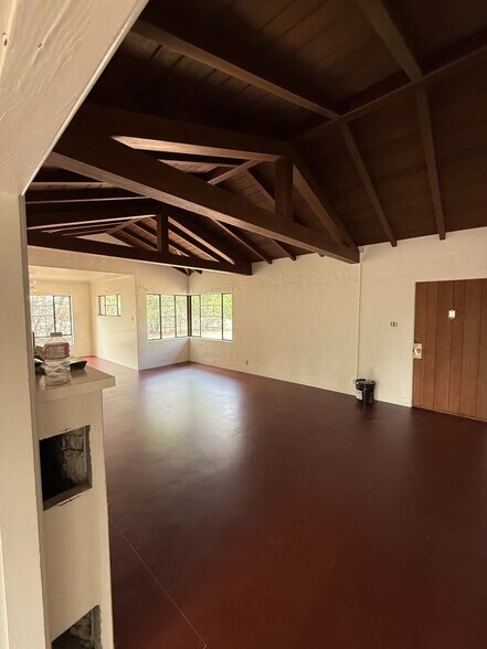Building Photo - 1225 S Maple Ave