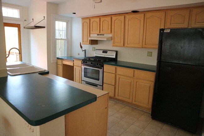 Building Photo - Large pet-friendly 3-bedroom house for ren...