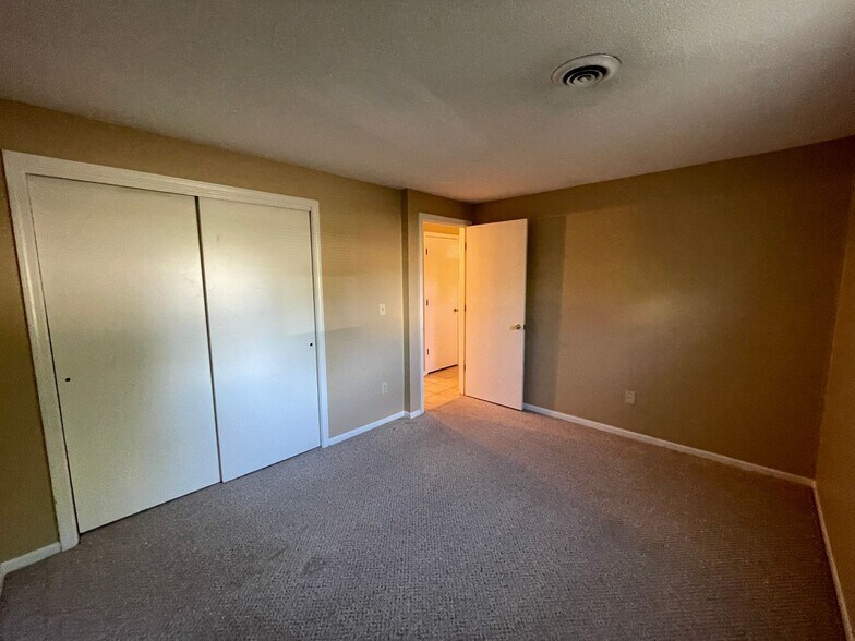 Building Photo - 5633 Bluebird Ct