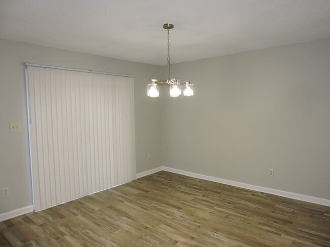 Building Photo - Convenient to schools & shopping!