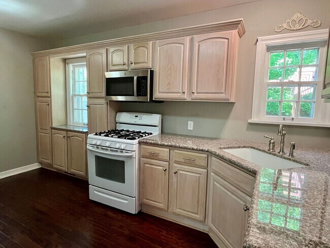 Building Photo - Super Cute 2 Bedroom 1 Bath!!