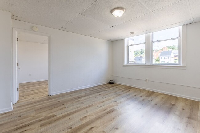 Building Photo - 742 E Warrington Ave
