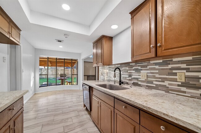 Building Photo - 10706 Sagebluff Dr