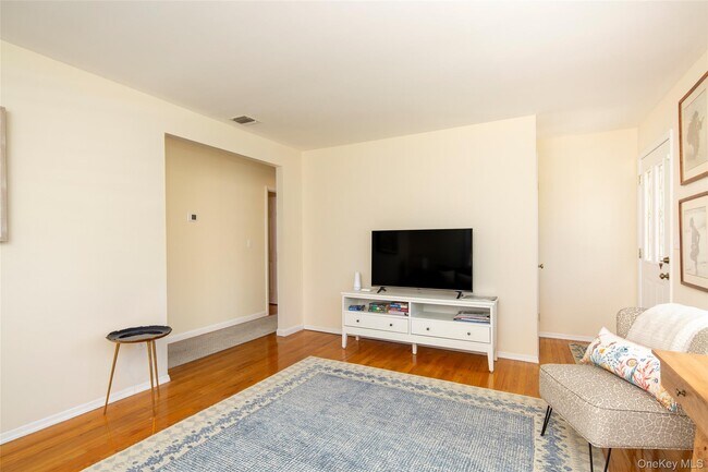 Building Photo - 275 Maier Pl