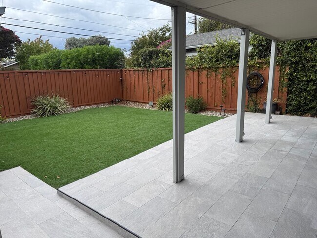 Building Photo - Leland Duplex
