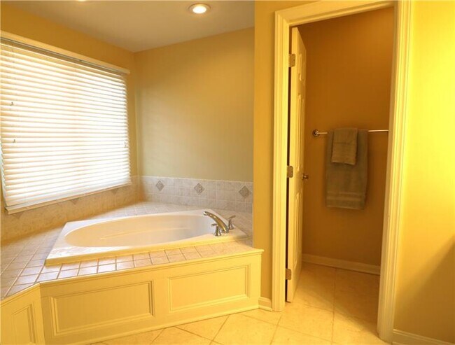 Building Photo - 2014 Trillium Ct