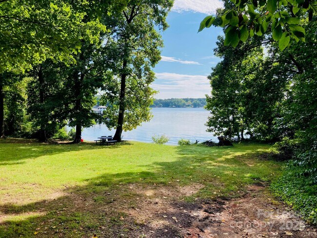 Building Photo - 4969 Moonlite Bay Dr