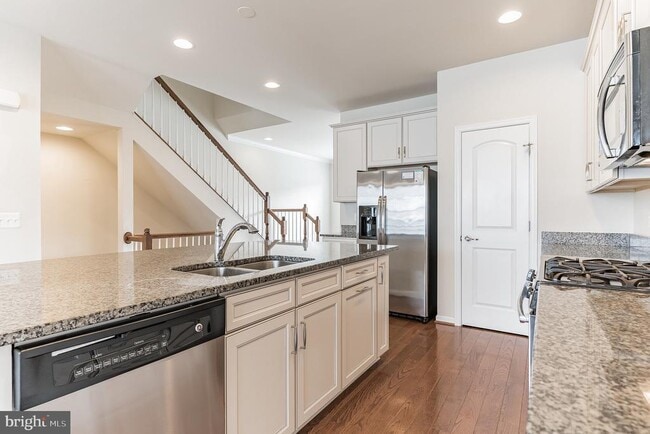 Building Photo - 25621 Pleasant Valley Rd