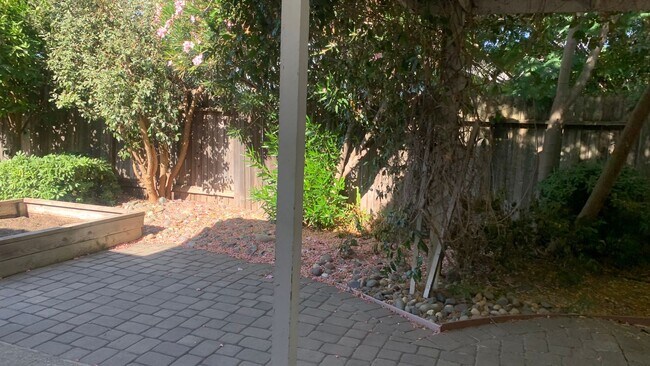 Building Photo - Adorable well maintained 3 bedroom 2 bath ...