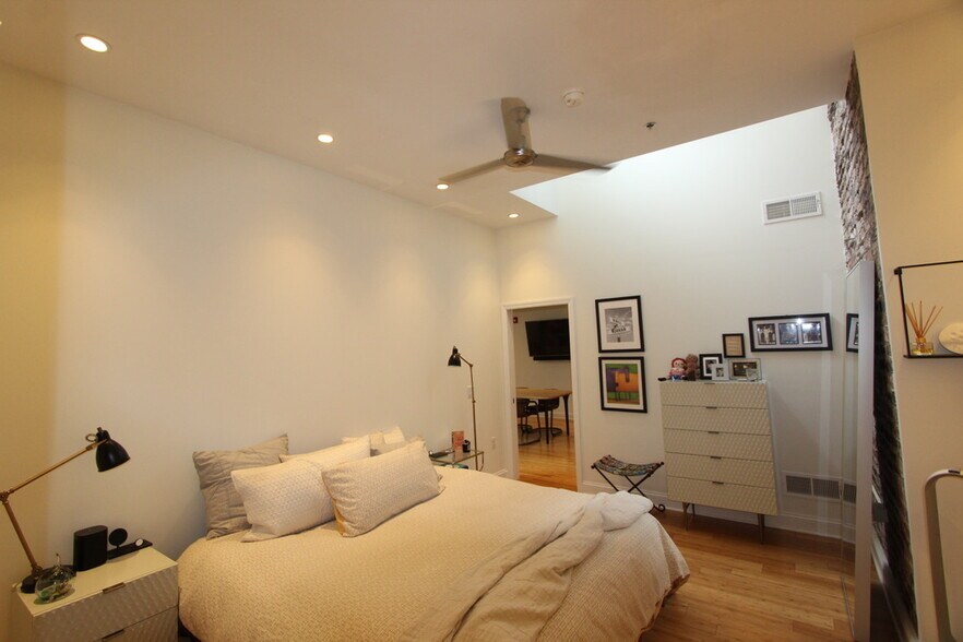 Building Photo - 139 7th St