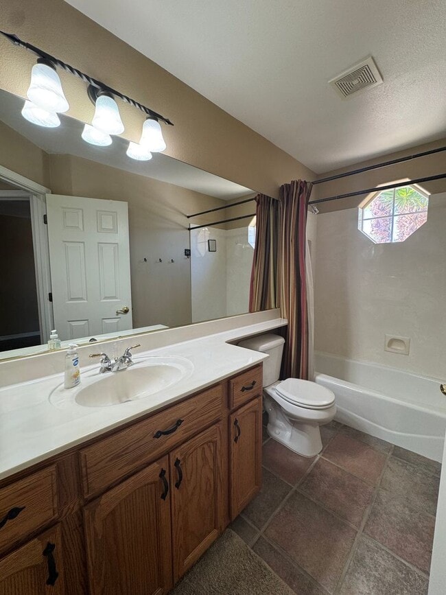 Building Photo - Great spacious home on Huukan Golf Course