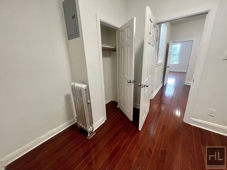 Building Photo - 3BR 1BA 1100sft Floor Through