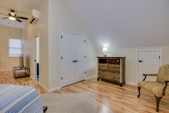 Building Photo - 651 Oak Meadow Ln