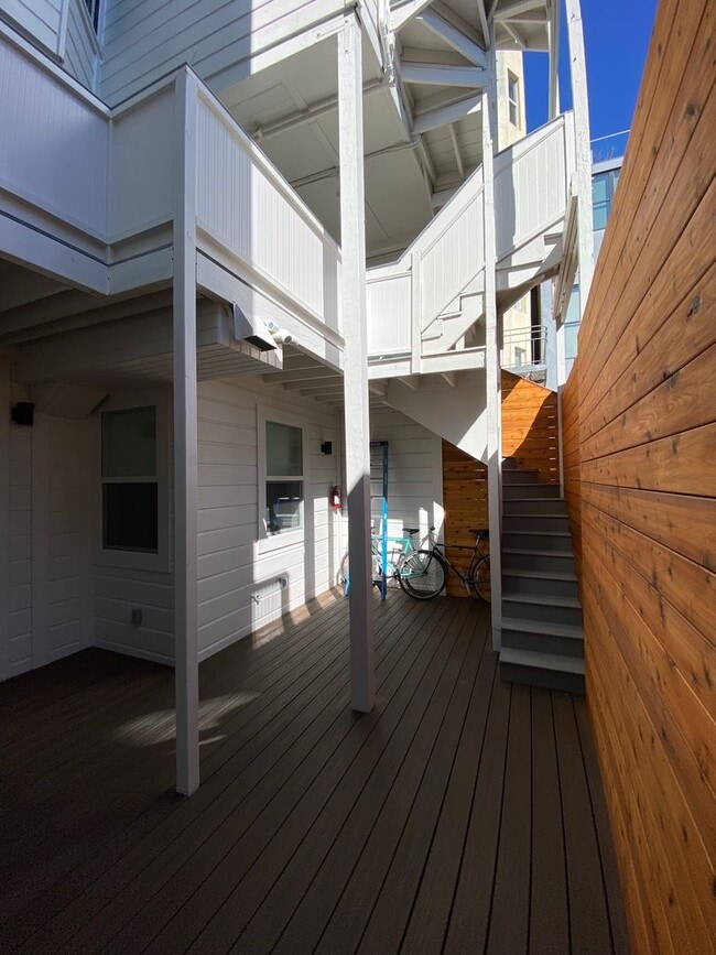 Building Photo - Large newly remodeled apartment with stain...