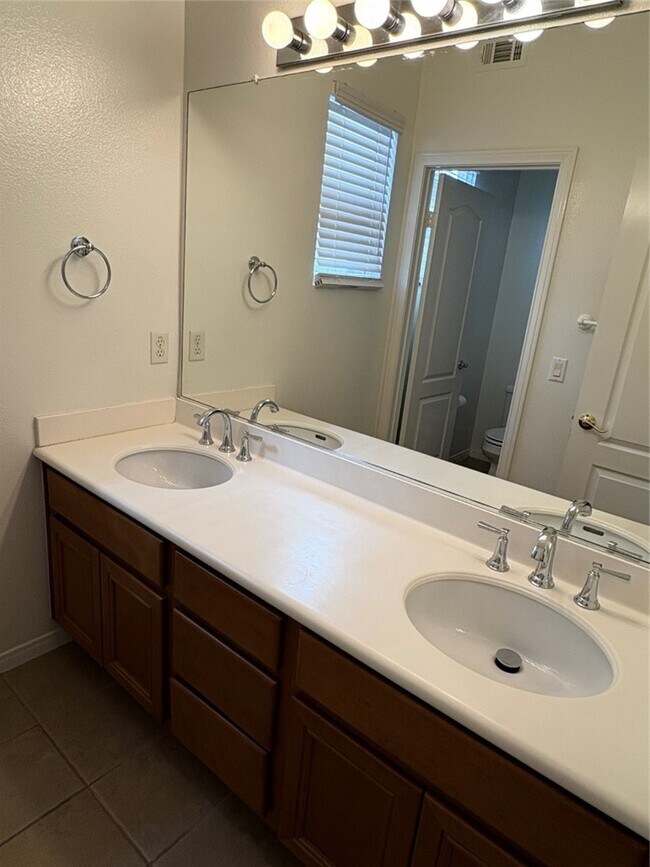 Building Photo - 24 Country Walk Dr